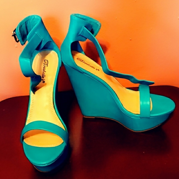 Wedge Heels - Picture 2 of 2